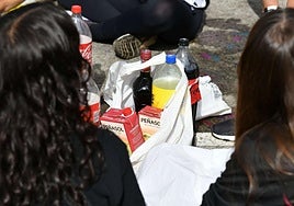 Unas adolescentes hacen botellón antes de salir de fiesta.