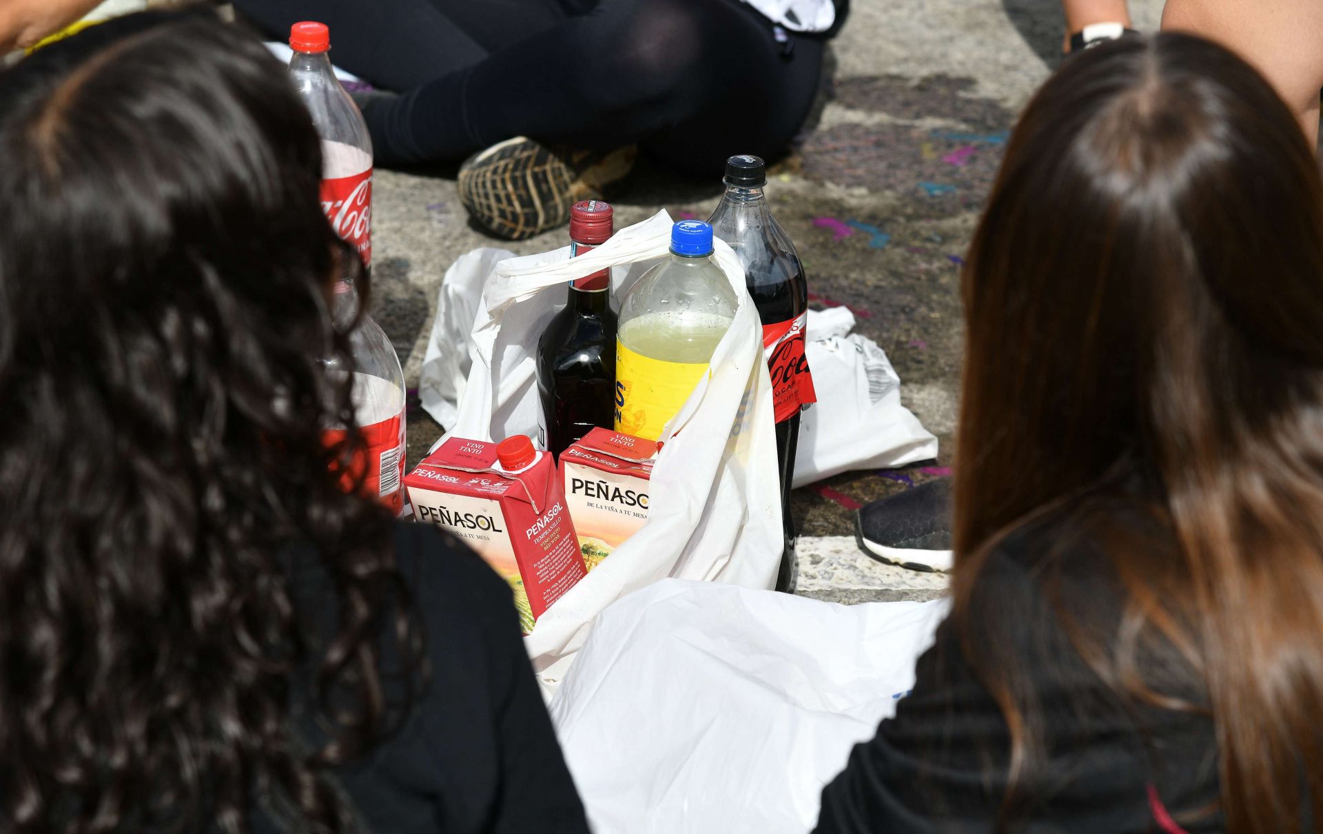 Unas adolescentes hacen botellón antes de salir de fiesta.