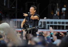 Actuación de Bruce Springsteen durante su último concierto en 2016 en el estadio Anoeta de San Sebastián.