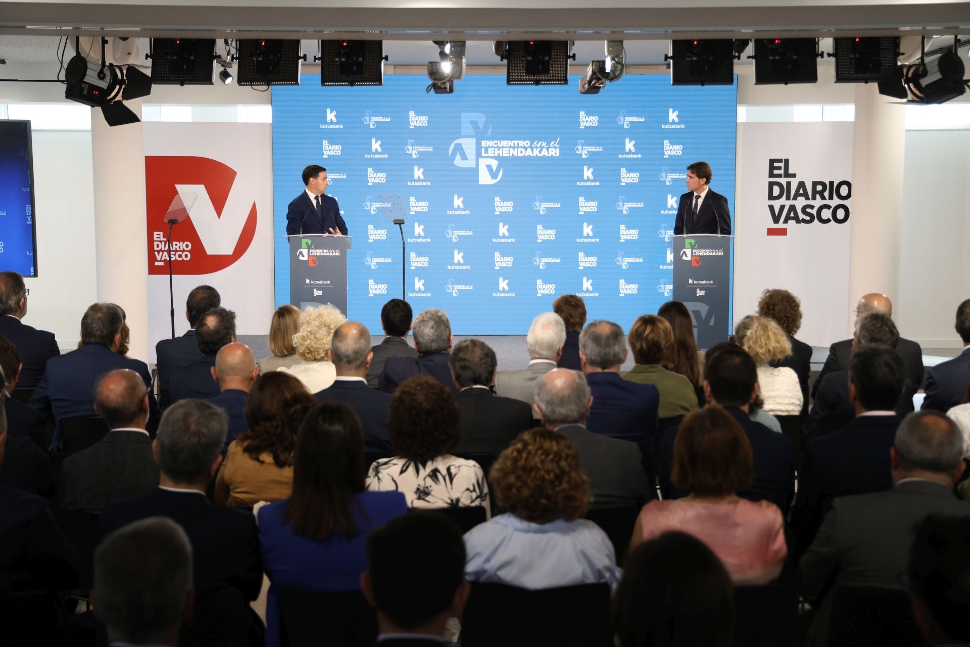 El lehendakari, Imanol Pradales, durante el encuentro en DV Gunea responde a las preguntas del director de El Diario Vasco, David Taberna.