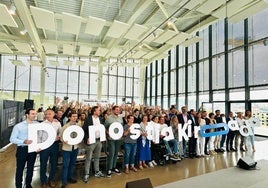Presentación del nuevo logo de Donostia Kirola, con la O alargada en color azul.