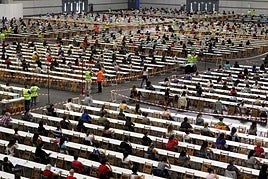 Miles de aspirantes realizan una OPE de Osakidetza en el BEC de Barakaldo.