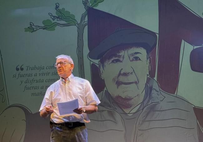 Michel Perales, compañero de tantas aventuras de Antxon Elósegui en favor de Tolosa, 'habla' con su amigo en el acto del Topic.