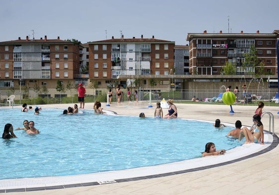 Piscinas exteriores del polideportivo de Altza.