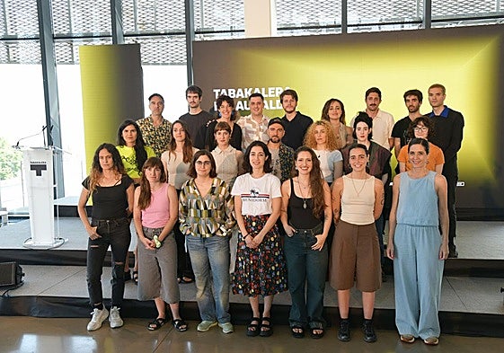 Los cineastas que ayer asistieron al encuentro en el Prisma, en una foto de familiaa.