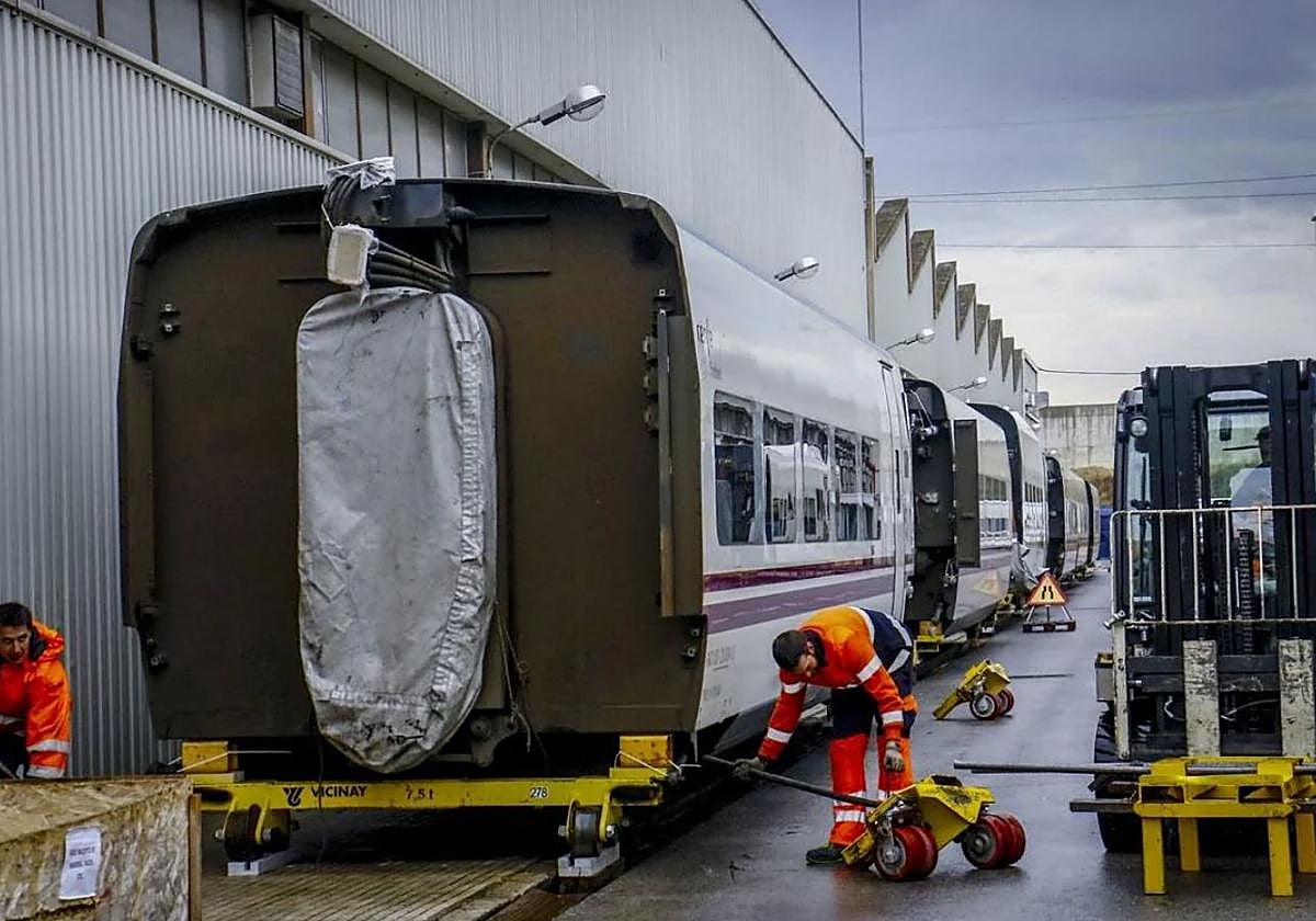 Trabajadores operando en las instalaciones de Talgo en Rivabellosa.