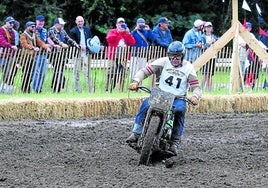¿Motocross? No, flat track. Del nunca visto, sobre barro, bajo el agua.
