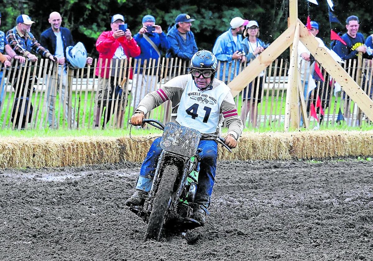 ¿Motocross? No, flat track. Del nunca visto, sobre barro, bajo el agua.