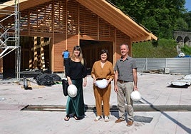 Leire Mazizior, concejala de Deportes; Aizpea Otaegi, alcaldesa, y Xabier Agirre, arquitecto municipal.
