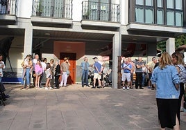 Nagore Alkortak eta Mikel Odriozolak hitz batzuk egin zituzten auzotarren aurrean.