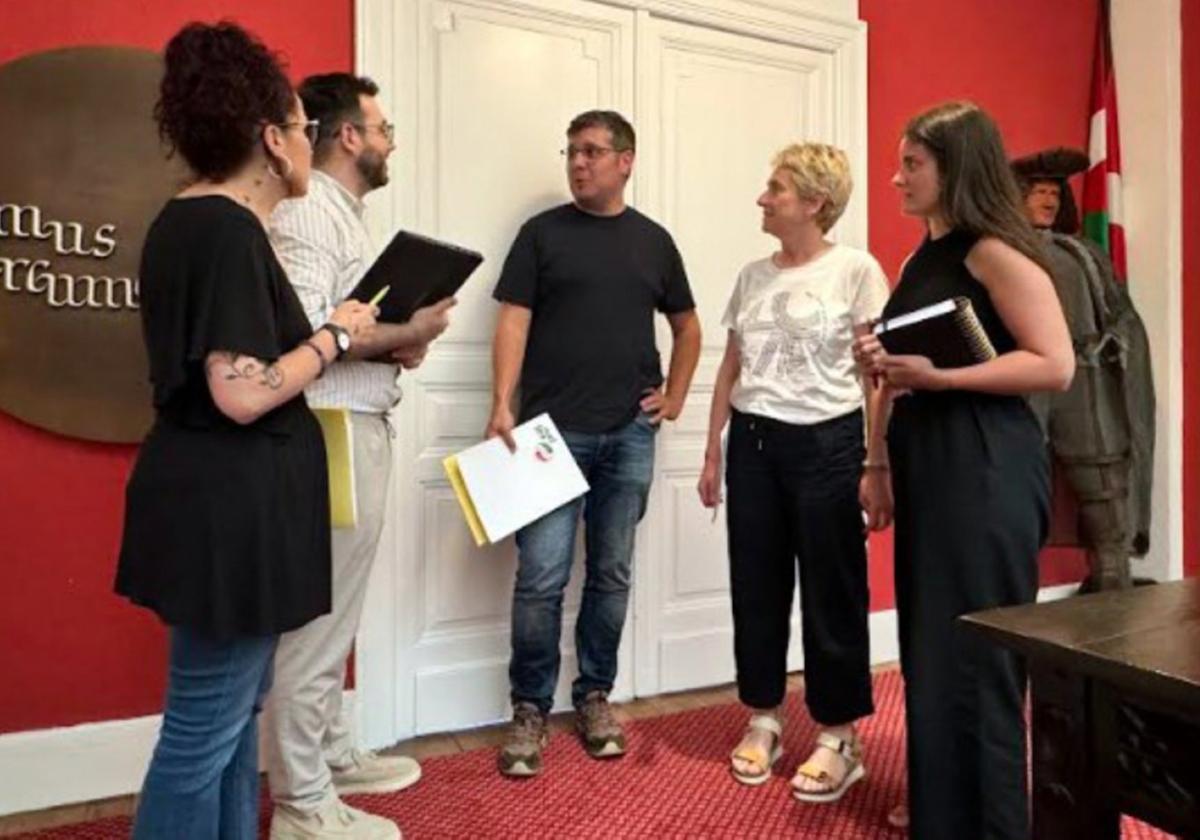 EAj-PNV Getariako udal taldea osoko bilkura prestatzen.