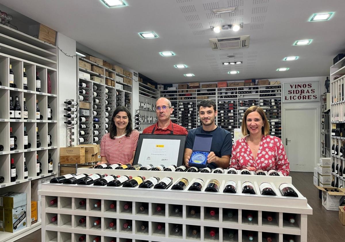 La alcaldesa y la delegada de Impulso de Ciudad visitaron la sede de Vinoteca Mendibil, en la calle Juan de la Cruz.
