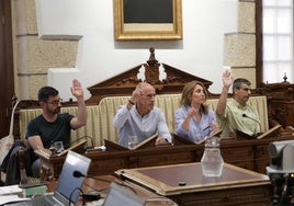 Cuatro de los seis concejales de EAJ-PNV, durante el último pleno municipal.