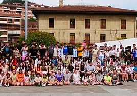 Foto de familia de los participantes que durante este curso han trabajado el bienestar emocional dentro de esta dinámica, el jueves, en la Azoka.
