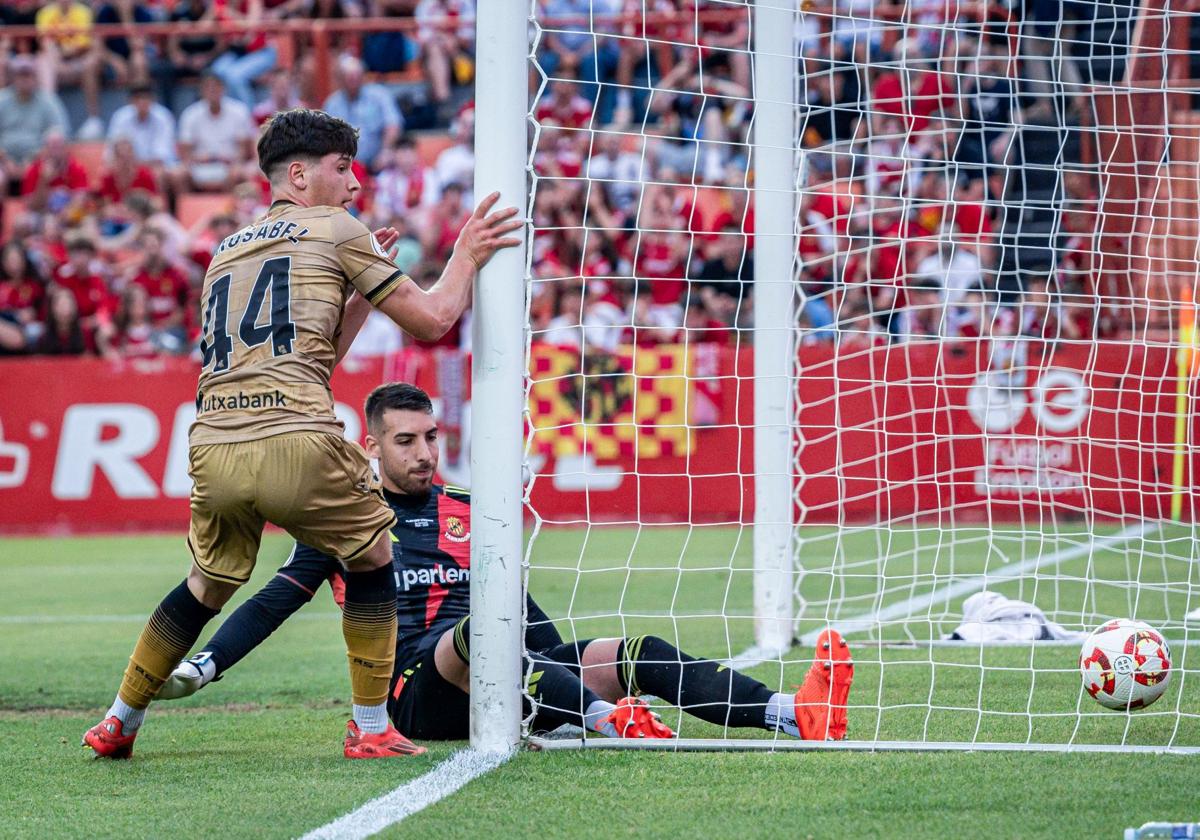 Gorosabel colabora para marcar el 0-1 ante el Nástic.