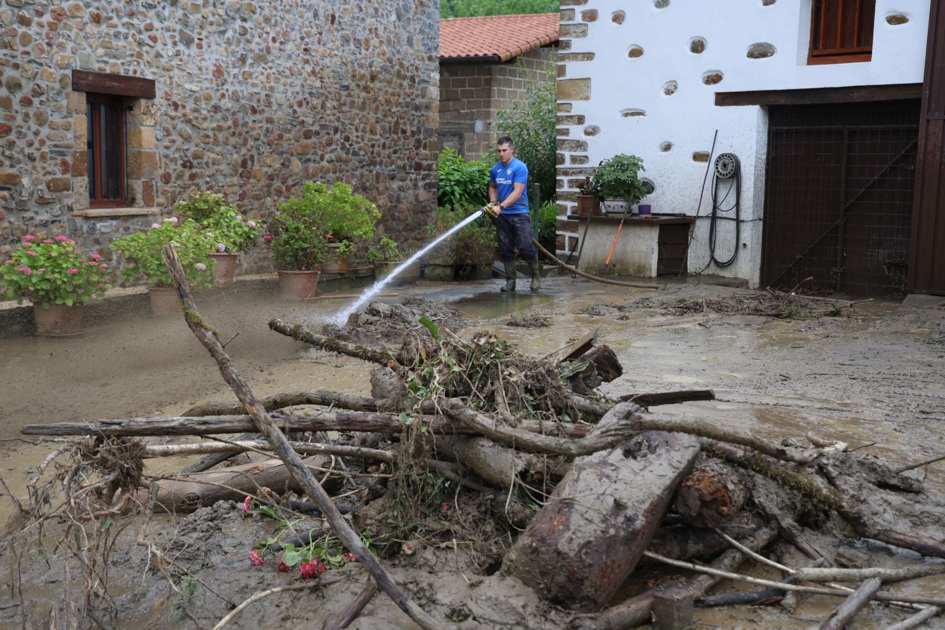 Las imágenes de los desperfectos que deja la tromba de agua en Tolosaldea y Goierri