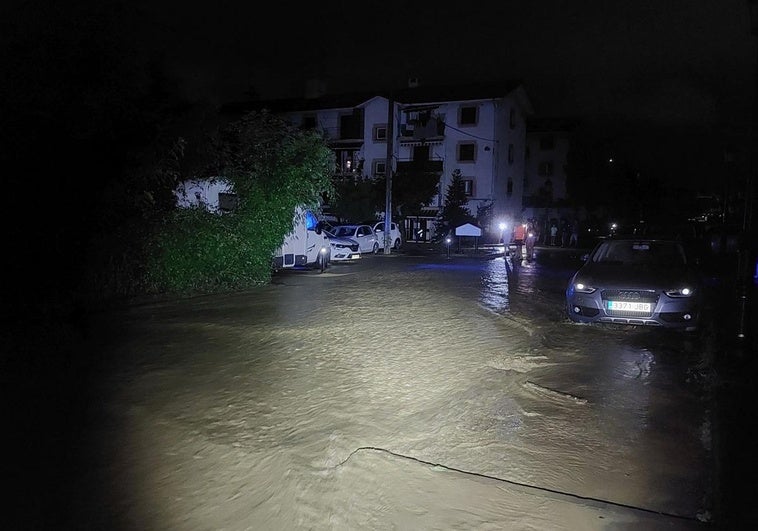 Las fuertes precipitaciones inundaron calles y dificultaron el tráfico en las carreteras.
