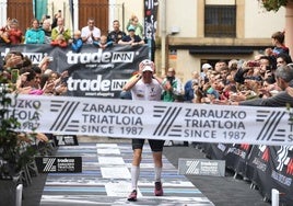 La lluvia no detiene a Montiel y Siffert en el triatlón de Zarautz