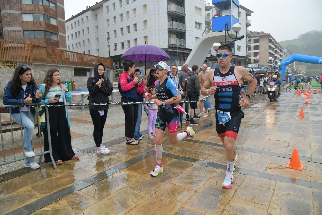 La lluvia no detiene a Montiel y Siffert en el triatlón de Zarautz