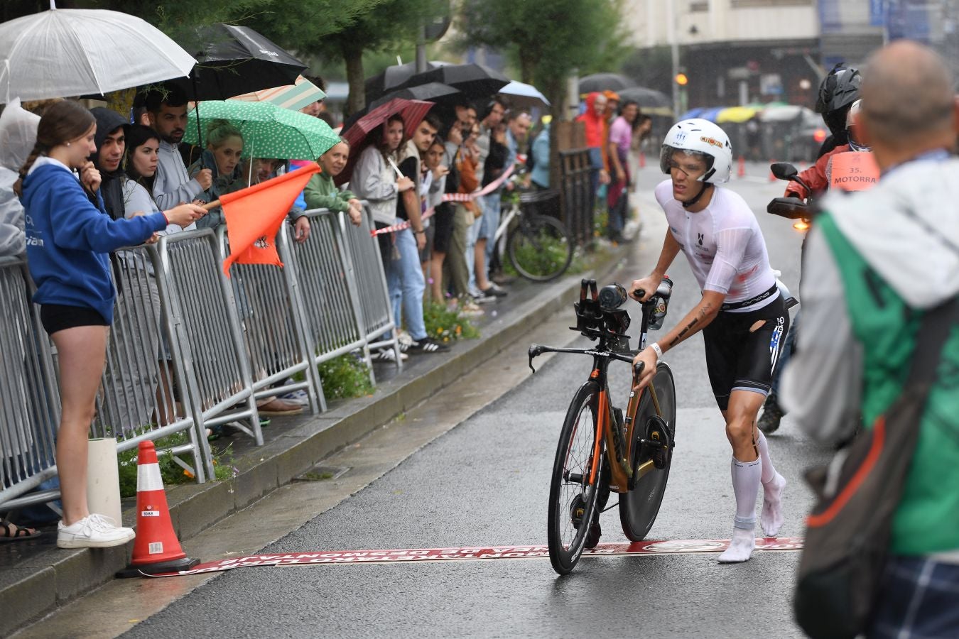 La lluvia no detiene a Montiel y Siffert en el triatlón de Zarautz