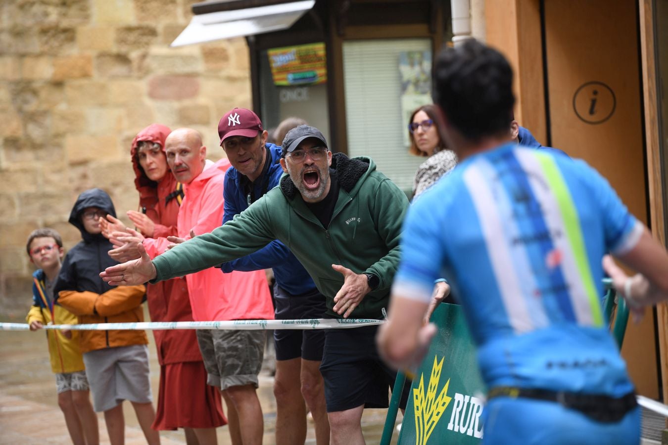 La lluvia no detiene a Montiel y Siffert en el triatlón de Zarautz