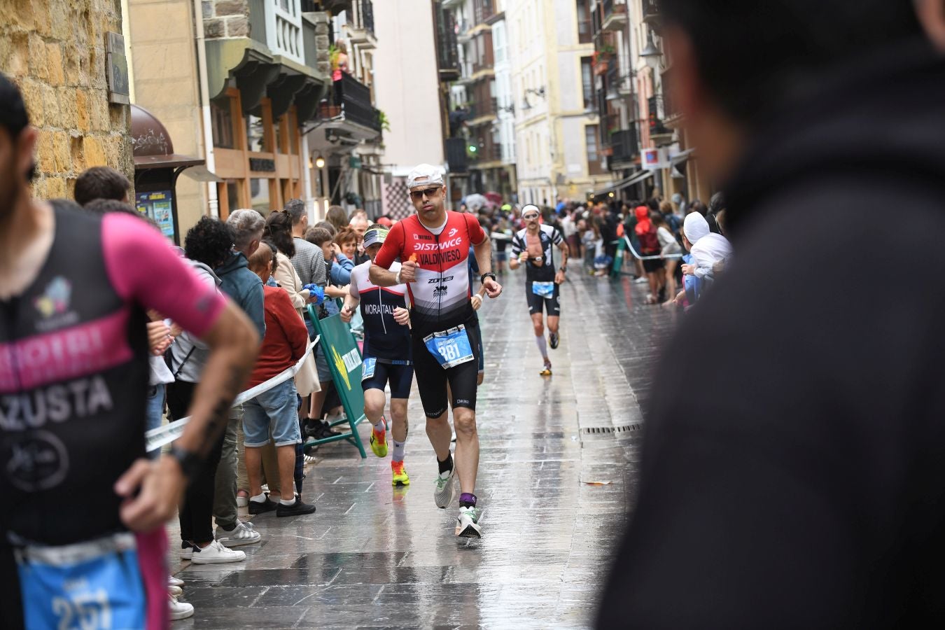 La lluvia no detiene a Montiel y Siffert en el triatlón de Zarautz
