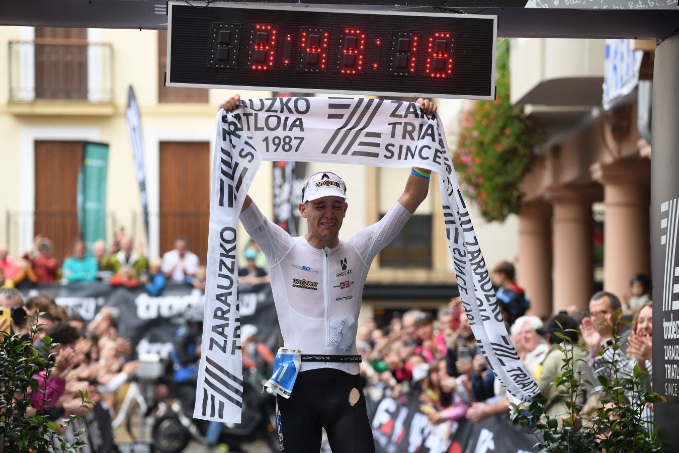 La lluvia no detiene a Montiel y Siffert en el triatlón de Zarautz
