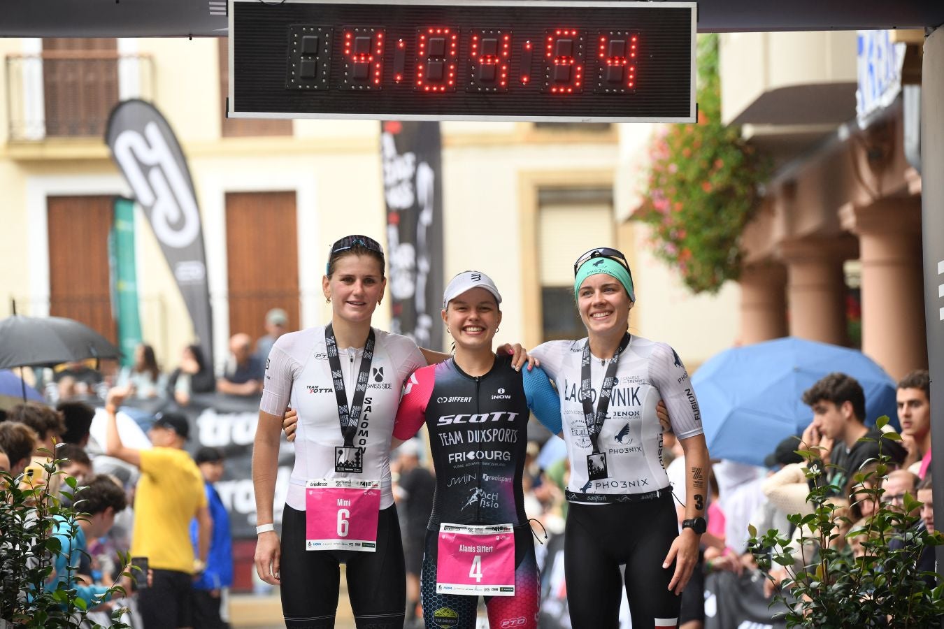 La lluvia no detiene a Montiel y Siffert en el triatlón de Zarautz