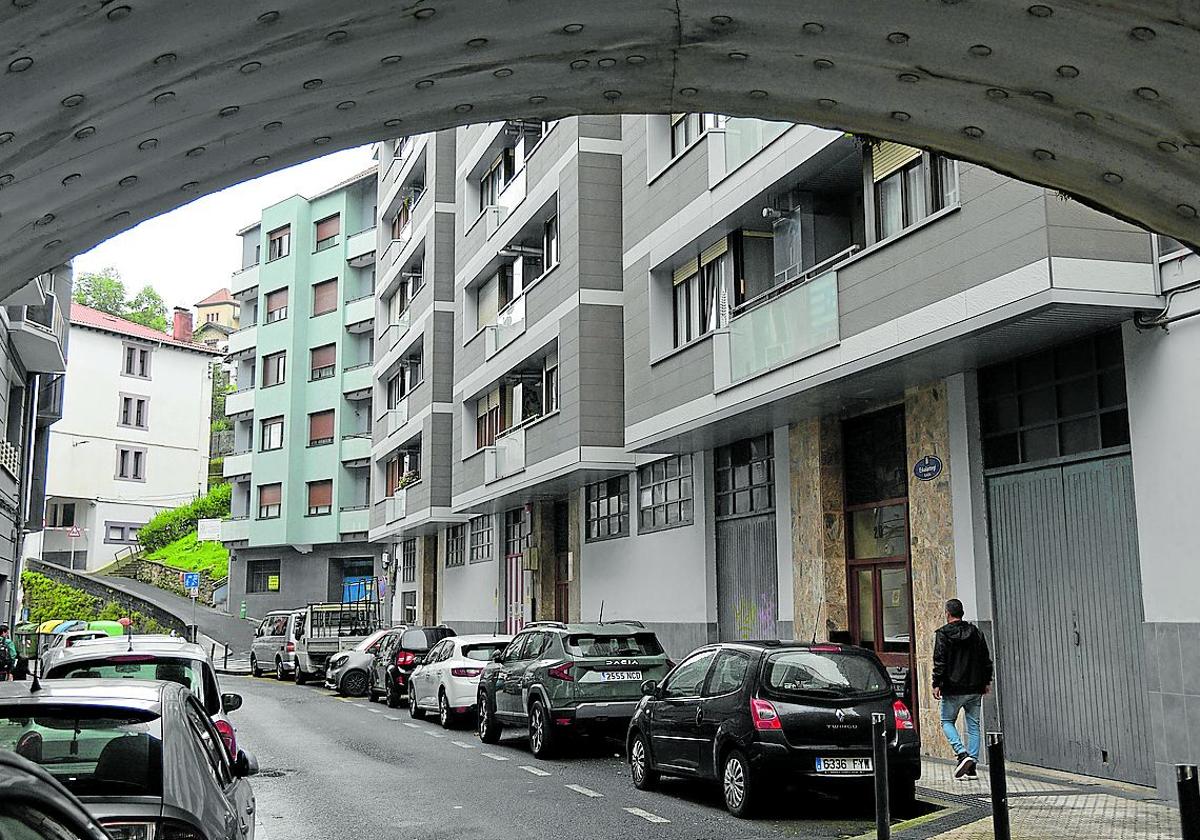El tramo de la calle Eskalantegi donde fue el arresto. A la izquierda, Pasaia y a la derecha, Donostia.