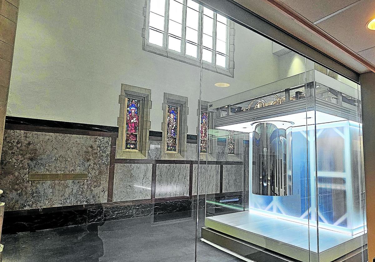 Interior del templo gótico donde se encuentra el ordenador cuántico de IBM System One.