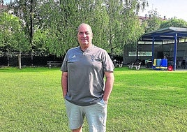 'Pelukas' posa en la piscina de Fanderia.