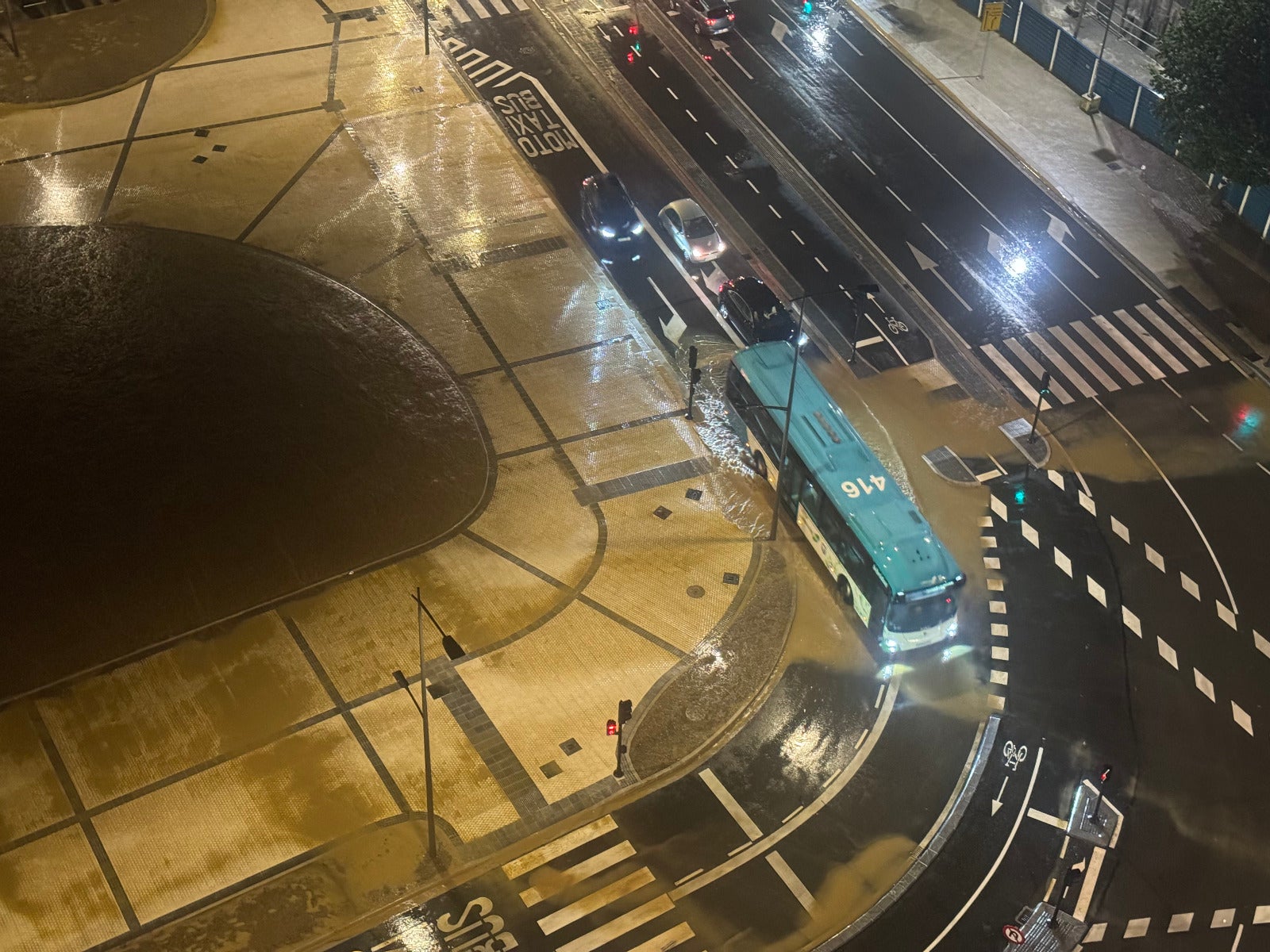 Grandes charcos también en San Sebastián tras la tormenta del viernes por la noche. En la imagen, la plaza Aita Donostia