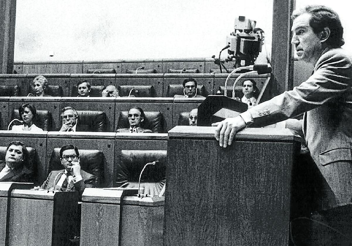 Garaikoetxea, en la tribuna de oradores del Parlamento Vasco durante un pleno antes de la escisión. En los escaños, el entonces grupo parlamentario del PNV.