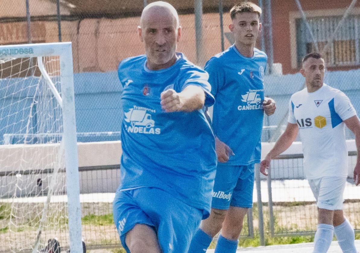 Cuesta juega el balón con el Ciudad de la Unión, colores que ha defendido esta temporada.