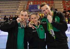 Narkis Arrondo, primero por la izquierda, muerde la medalla de campeón de Copa de Italia junto a los entrenadores Cristina Cabeza y Bruno Tonelli.