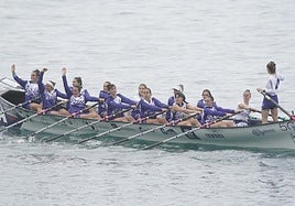 Las remeras de Arraun Lagunak saludan a aficionados y familiares tras imponerse a Tolosaldea en la regata.