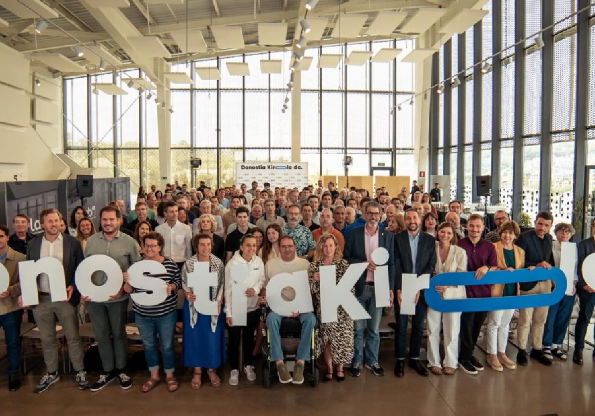 Representantes del Ayuntamiento y de los clubes deportivos de la ciudad componen el nuevo logo de Donostia Kirola.