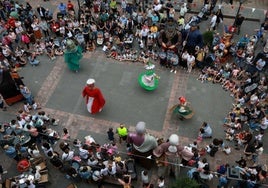 Cuatro de los gigantes de Bidasoako Erraldoiak danzan en la plaza Erromes.