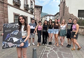 Garaxi Gartzia con su cartel y la comisión de Baztandarren Biltzarra Elkartea.