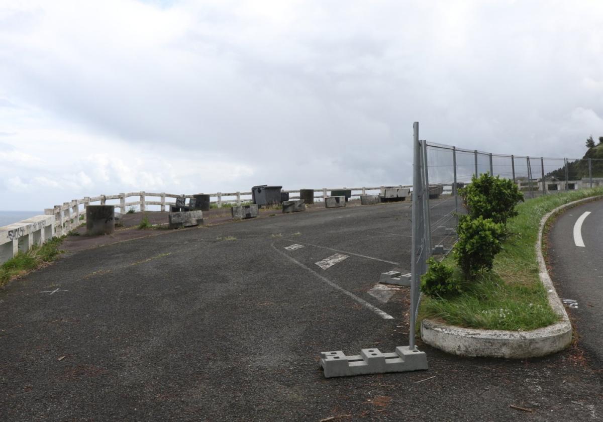 Aspecto actual del deteriorado mirador de La Hilandera, vallado.