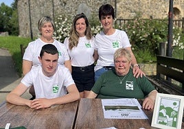 Componentes de la sociedad en la presentación de los actos de aniversario realizada esta semana en Agiña.