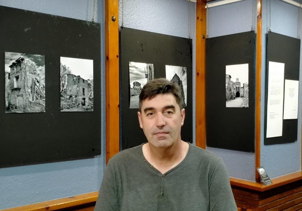 Trabajo. El fotógrafo Jose Ángel Morales expone en el Aterpe una muestra de las ruinas de Belchite mediante sus instantáneas.