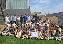 Etapa desberdinetako ikasle eta irakasle ordezkariekin argazkia atera dute ekolaborategian.