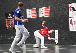 Altuna III devuelve una pelota en una posición inverosimil.