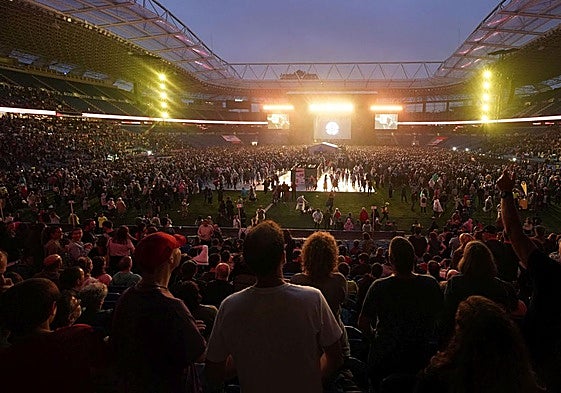 Panorámica del concierto de Muguruza, que a pesar de la lluvia logró que nadie se fuera antes de tiempo.