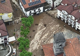 Vista aérea de Irura, con las carreteras aún cubiertas de barro.