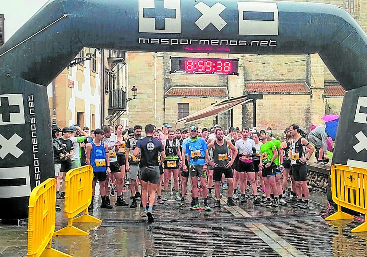 Un grupo de corredores se preparan en la salida bajo la llvuia en Usurbil.