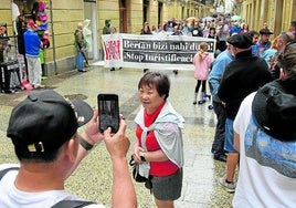 Momento de la manifestación, con turistas en primer plano.