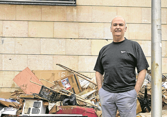 Pantxo Rueda posa con una montaña de enseres inservibles.