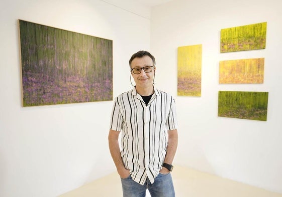 El pintor, en uno de los rincones de la galería situada en la Parte Vieja donostiarra.
